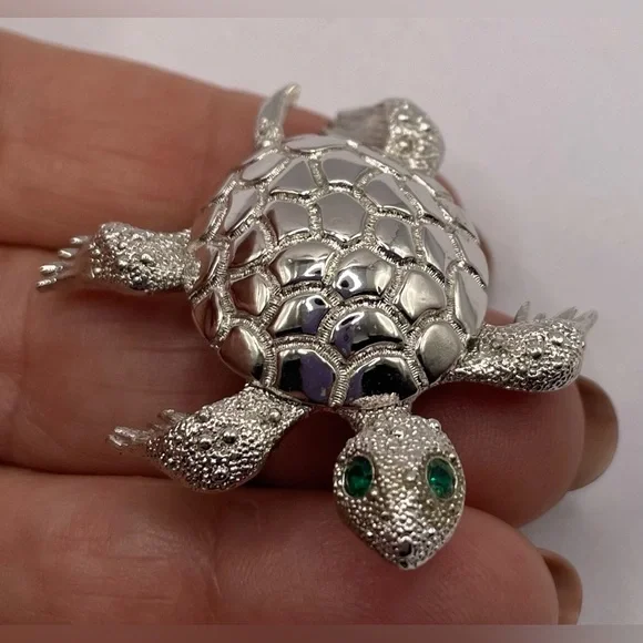 Vintage Signed Monet SilverTone Sea Turtle Brooch Pin Crystal Emerald Green Eyes - Picture 2 of 7